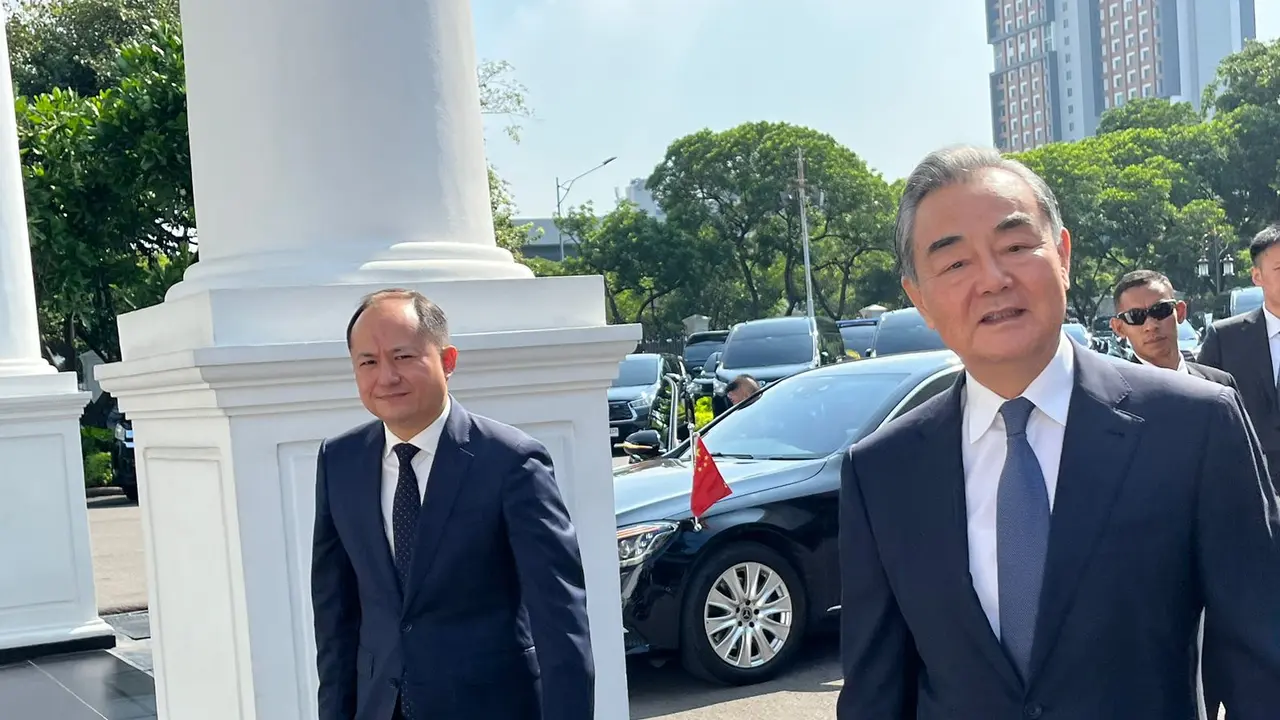 Menteri Luar Negeri (Menlu) China Wang Yi menyambangi Presiden Joko Widodo atau Jokowi di Istana Kepresidenan Jakarta, Kamis (18/4/2024).