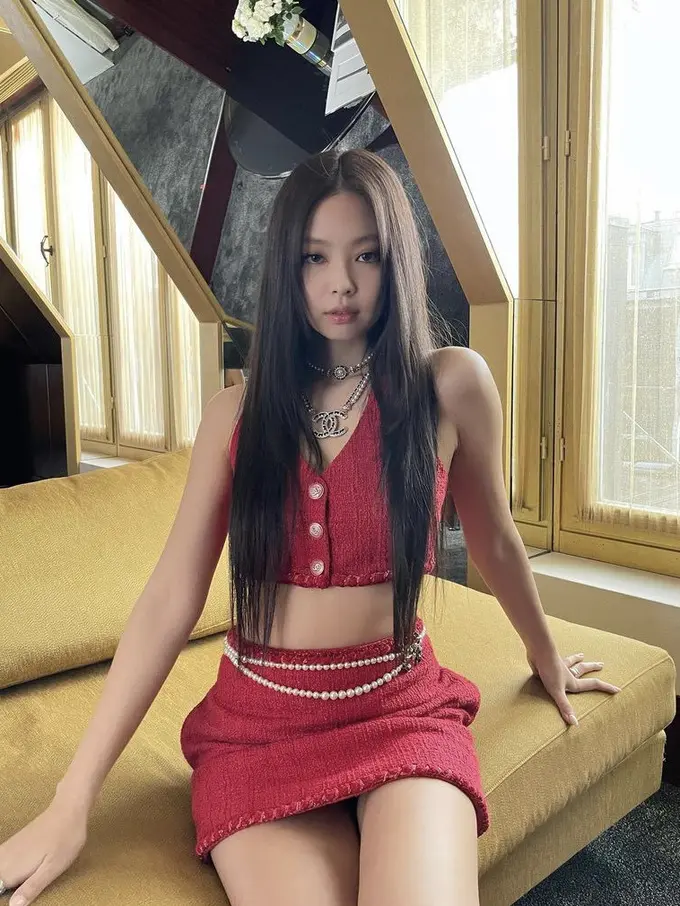 Jennie Blackpink tampil elegan dengan setelan serba merah dari Chanel di Paris Fashion Week 2022