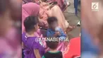 Beredar viral sebuah video seorang Ibu memberikan rokok kepada anak balitanya.