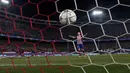 Pemain Atletico Madrid, Saul Niguez, merayakan gol penalti ke gawang PSV Eindhoven pada leg kedua babak 16 besar Liga Champions di Stadion Vicente Calderon, Madrid, Rabu (16/3/2016) dini hari WIB. (Reuters/Sergio Perez)