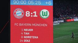 Skor 8-1 terpampang di layar lebar stadion Allianz Arena saat laga lanjutan Liga Jerman 2025/2026 antara Bayern Munchen melawan VfL Wolfsburg, Minggu (11/01/2026) waktu setempat. (AFP/Alexandra Beier)