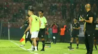 Arthur Irawan mengungkapkan kekecewaannya dengan protes kepada wasit, saat Persik Kediri ditahan 1-1 PSM Makassar pada laga uji coba di Stadion Brawijaya, Kediri, Sabtu (24/6/2023). (Bola.com/Gatot Sumitro)