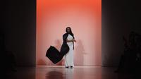 Model AS Beverly Johnson berjalan di runway untuk Bibhu Mohapatra selama New York Fashion Week di Spring Studios pada 15 Februari 2022 di New York City. (ANGELA WEISS / AFP)