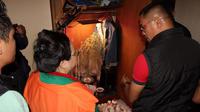 Seorang wanita di Kebon Jeruk, Jakarta Barat berinisial LA (29) nekat menanam pohon ganja di dalam lemari pakaian.