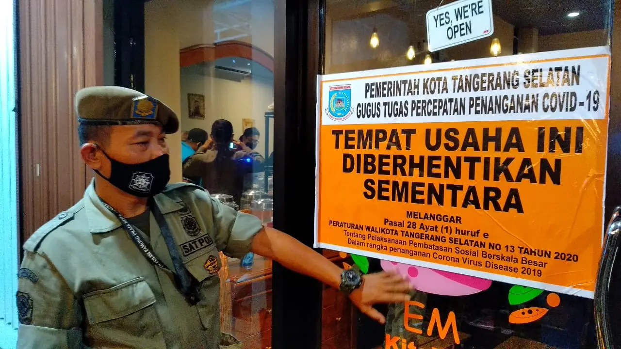 Petugas Satpol PP menyita kafe di wilayah Kecamatan Serpong Utara, Tangerang Selatan (Tangsel) pada Kamis dini hari (21/1/2021)