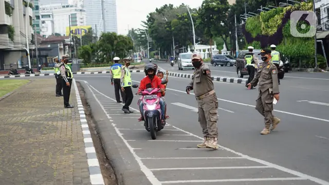 FOTO: Petugas Gabungan Gelar Operasi Yustisi di Tugu Tani