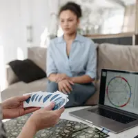 Kecocokan pasangan tidak hanya ditentukan oleh tipe Enneagram, tetapi juga kemampuan memahami perbedaan, berkomunikasi, dan bertumbuh bersama. (Foto/Dok: Pexels)