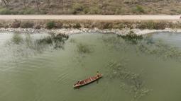 Foto udara memperlihatkan kebun kelapa sawit yang rusak karena garam dan polusi di tepi Sungai Shatt Al-Arab, Basra, Irak, 21 Maret 2022. Air limbah yang dihasilkan Irak, negara berpenduduk 38 juta jiwa, juga meracuni Sungai Tigris dan Efrat. (Hussein FALEH/AFP)