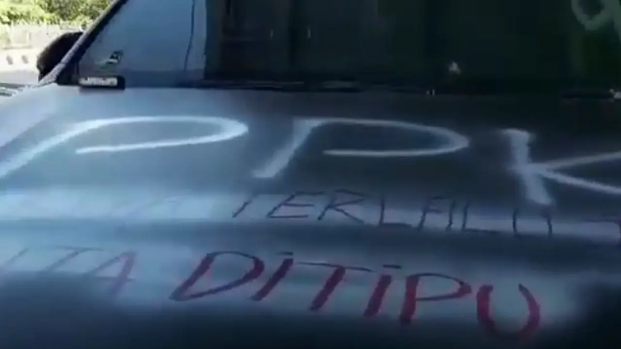 aksi coret-coret mobil