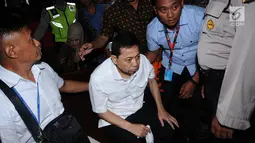 Tersangka korupsi proyek E-KTP Setya Novanto (tengah) jelang mengikuti sidang perdana di Pengadilan Tipikor, Jakarta, Rabu (13/12). Sidang beragendakan pembacaan dakwaan dari Jaksa Penuntut Umum KPK. (Liputan6.com/Helmi Fithriansyah)