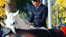Gaya Lee Min Ho diatas kuda putih dengan latar belakang pohon di musim gugur ini tentu saja membuatnya terlihat semakin memesona. Tak sedikit pula para netizen yang memuji penampilan Lee Min Ho tersebut. (Liputan6.com/IG/@anstagram_._)