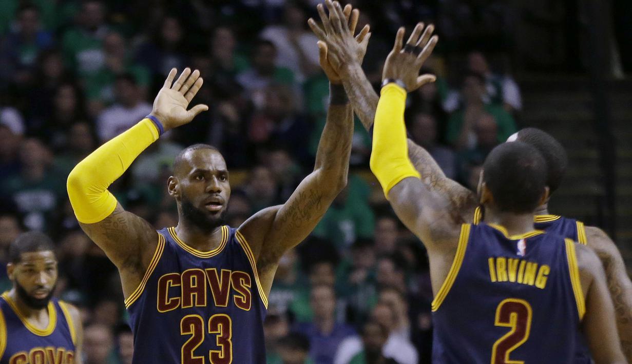LeBron James (23) memberikan salam kepada  rekan-rekannya saat melawan Boston Celtics pada Gim kelima final NBA Wilayah Timur di TD Garden, Boston, (25/5/2017). (AP/Elise Amendola)