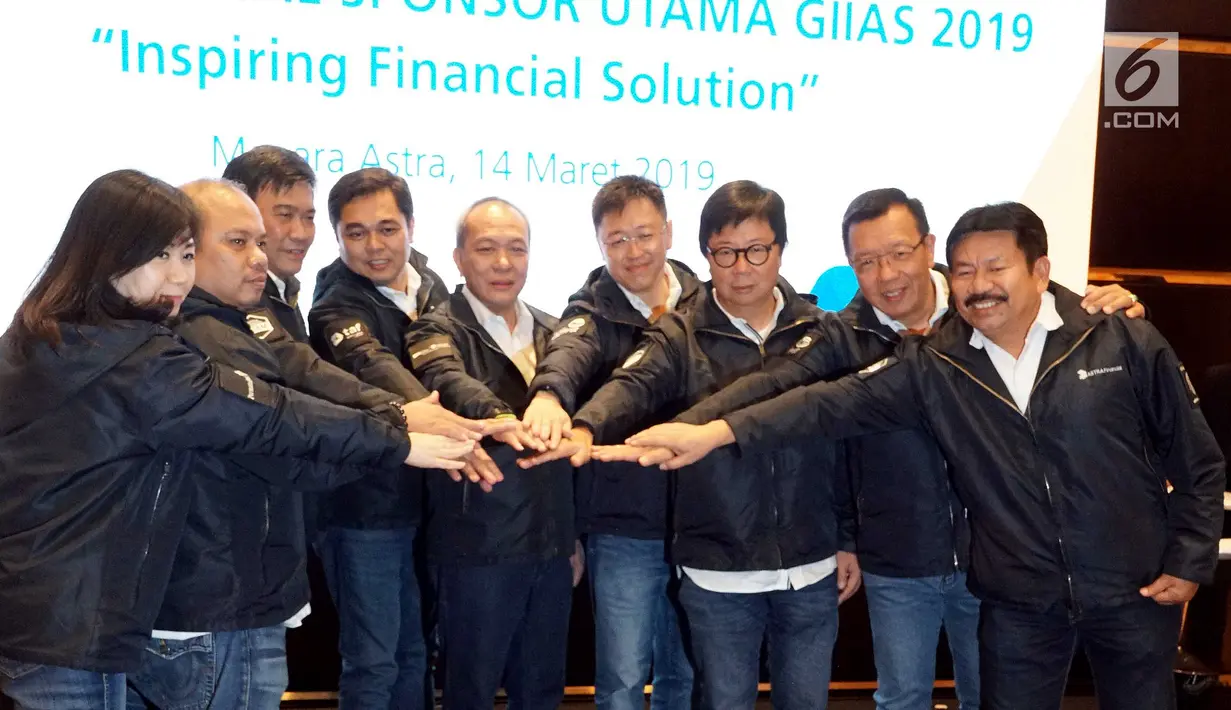 Jajaran Direksi dan Leader Astra Financial foto bersama acara pernyataan komitmen di Jakarta, Kamis (14/3). Didukung enam Lembaga Jasa Keuangan (LJK) Astra Financial kembali menjadi sponsor utama GIIAS 2019. (Liputan6.com/HO/Eko)
