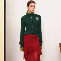 Tory Burch mengambil pola dasar pakaian olahraga dan meningkatkan kepribadiannya dengan sedikit funk, dan banyak kesenangan. Siluet pakaian seperti kemeja polo, kardigan, celana jins lima saku, jas panjang, dan setelan rok. Di sini, penampilannya memancarkan gaya tahun 90-an yang keren dengan kepekaan modern dalam palet warna cerahnya dan perpaduan antara busana kasual dan mewah. Dok. Tory Burch