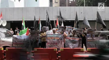 Massa yang tergabung dalam Gema Muslim Indonesia (GMI) membentangkan poster dan mengibarkan bendera Palestina saat berunjuk rasa di depan Kedutaan Besar Australia, Jakarta, Senin (26/11). (Liputan6.com/Iqbal S Nugroho)