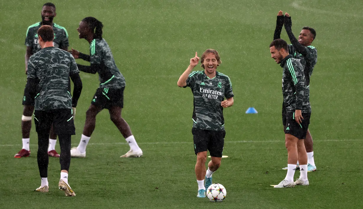 Gelandang Real Madrid, Luka Modric (tengah) bersama rekan setimnya mengikuti sesi latihan di kompleks latihan Ciudad Real Madrid di Valdebebas, pinggiran Madrid (13/9/2022). Real Madrid musim ini masih sempurna. Setelah memenangi Piala Super Eropa, Vinicius Junior dan kawan-kawan memenangi lima laga pertamanya di Liga Spanyol 2022/2023, plus melalui matchday 1 Grup F Liga Champions dengan apik. (AFP/Thomas Coex)