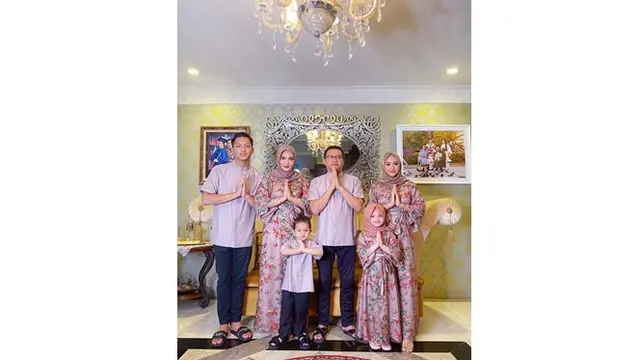 6 Momen Kompak Keluarga Anang Hermansyah Pakai Baju Seragam, Harmonis