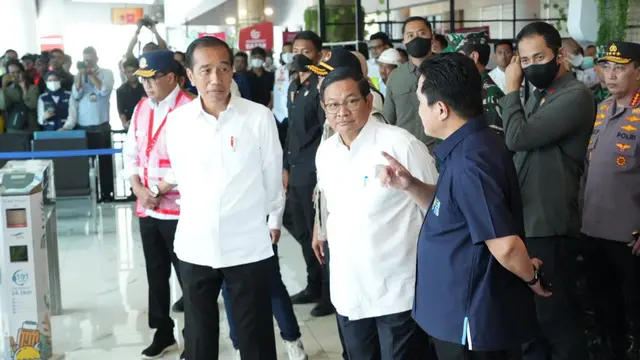 Menteri BUMN Erick Thohir mendampingi Presiden Joko Widodo (Jokowi) yang blusukan ke Pasar Kelapa Cilegon, Banten.