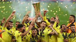 Para pemain Villarreal merayakan juara Liga Europa 2020/2021 usai mengalahkan Manchester United 12-11 dalam laga final di Gdansk Stadium, Polandia, Rabu (26/5/2021). Kedua tim bermain imbang 1-1 hingga babak extra time usai. (AFP/Maja Hitij/Pool)