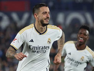 Pemain Real Madrid, Joselu (kiri) melakukan selebrasi setelah mencetak gol ke gawang Getafe pada laga lanjutan Liga Spanyol 2023/2024 di Coliseum Alfonso Perez stadium, Getafe, Spanyol, Jumat (02/02/2024) WIB. (AFP/Pierre-Philippe Marcou)