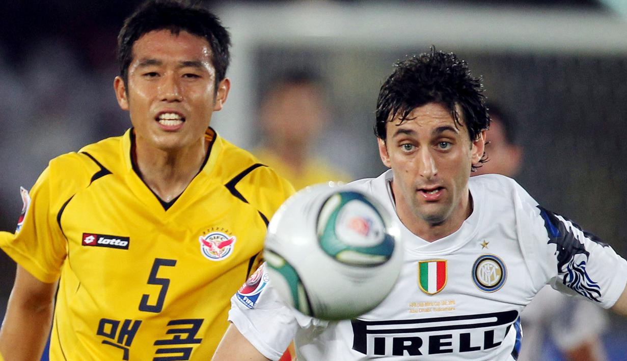 Sosok tersebut adalah Cho Byung-kuk. Pria asal Korea Selatan itu menjadi asisten anyar Shin Tae-yong selepas kepergian Dzenan Radoncic. (AFP/Karim Jaafar)