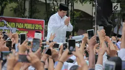 Capres nomor urut 02 Prabowo Subianto menyapa pendukungnya di kediamannya di Jalan Kertanegara, Kebayoran Baru, Jakarta, Jumat (19/4). Usai melaksanakan Salat Jumat, Prabowo disambut ribuan pendukungnya yang telah menunggu di Kartanegara dari pagi. (Liputan6.com/Faizal Fanani)