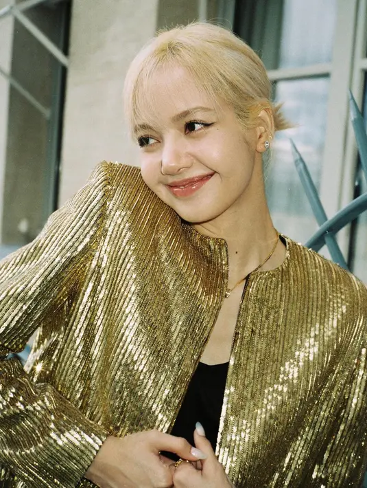 Bagi kamu yang anti ribet, gaya rambut messy bun bikin penampilan elegan dan effortless [instagram/lalalalisa_m]