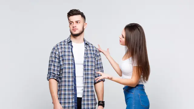 Seorang perempuan tampak sedang membujuk kekasihnya (Foto Dok: Freepik/artursafronovvvv)