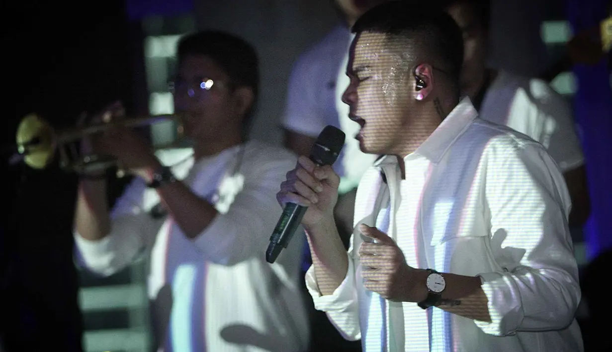 Teza Sumendra, kontestan Indonesian Idol musim ketiga itu tetap menggunakan media sosial untuk melakukan promo albumnya. (Deki Prayoga/Bintang.com)