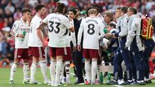 Manajer Arsenal asal Spanyol, Mikel Arteta (tengah), berbicara dengan para pemainnya saat jeda pertandingan&nbsp;Premier League antara Liverpool dan Arsenal di Anfield, Liverpool, Inggris barat laut, pada 31 Agustus 2025. (Darren Staples/AFP)