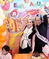 Pernikahan Arumi Bachsin dan Emil Dardak genap 10  tahun. Bertepatan dengan hari pernikahannya, pasangan yang telah dikaruniai tiga orang anak ini mendapatkan kejutan yang tak seperti biasa. Berikut potretnya yang membuat keduanya begitu bahagia. [Youtube/Arumi Bachsin]