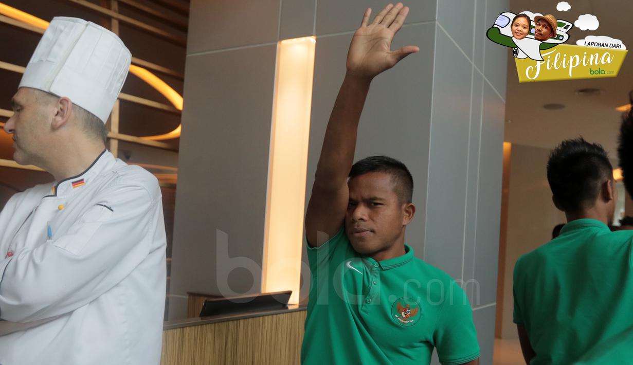 Pemain Timnas Indonesia, Manahati Lestusen santai usai menikmati makan siang bersama para pemain Thailand di Hotel Novotel, Filipina, (18/11/2016). (Bola.com/Nicklas Hanoatubun)