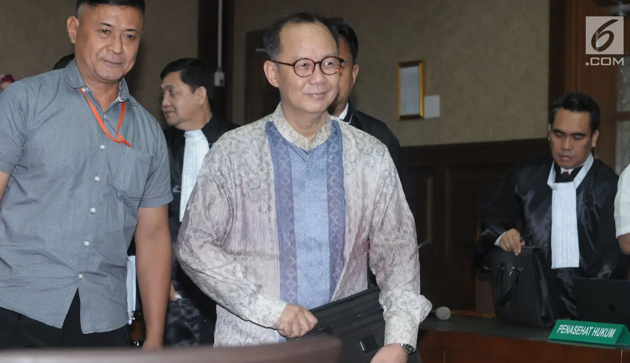 Mantan Kepala BPPN, Syafruddin Arsyad Temenggung (tengah) usai menjalani sidang pembacaan dakwaan di Pengadilan Tipikor Jakarta, Senin (14/5). Syafruddin merupakan tersangka kasus penerbitan SKL dalam BLBI kepada BDNI. (Liputan6.com/Helmi Fithriansyah)