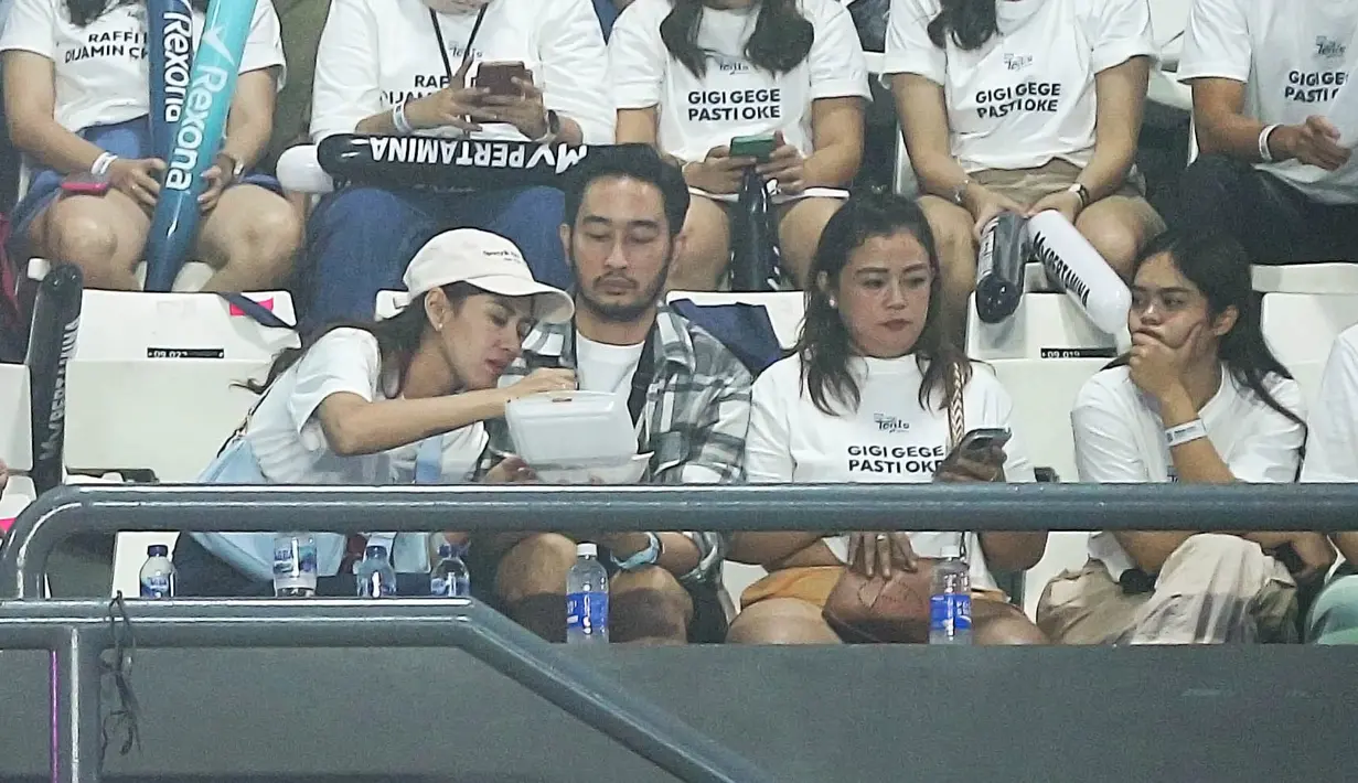 Di bangku penonton, terlihat beberapa artis yang memberikan dukungan pada jagoannya masing-masing. [Foto: Fimela/ Bambang E. Ros].