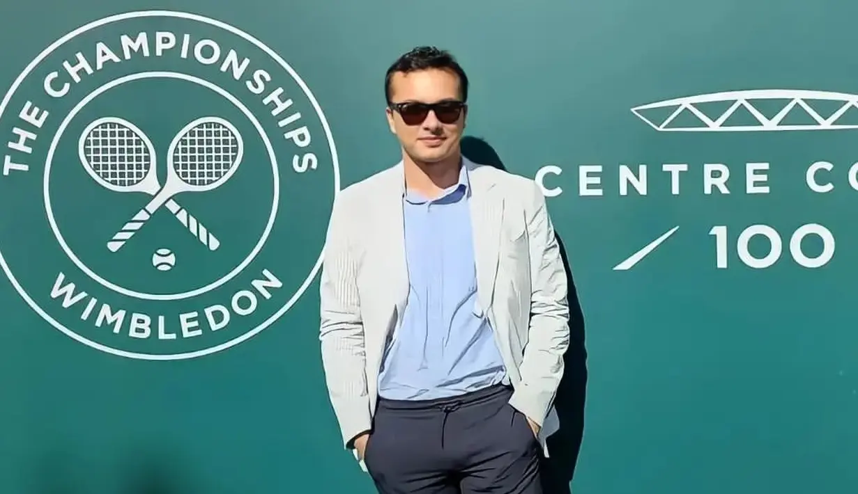 <p>Musim panas juga bisa mengasah kreativitas kita dalam memadu-padankan gaya. Seperti tampilan Nicholas Saputra yang mengenakan blazer dengan aksen garis dipadukan dengan kemeja berwarna biru muda untuk aksen summer yang stylish. (FOTO: instagram.com/renfelany/)</p>