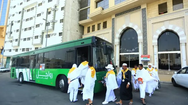 Bus Shalawat yang mengantar jemaah haji dari pemondokan menuju Masjidil Haram (foto: Bahauddin/MCH2019)