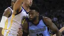 Pemain Memphis Grizzlies, Tyreke Evans (12) mencoba melewati adangan pemain Golden State Warriors, Klay Thompson pada laga NBA basketball games di ORACLE Arena, Oakland (20/12/2017). Warriors menang 97-84. (AP/Ben Margot)