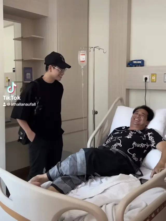 7 Potret Verrell Bramasta dan Athalla Naufal Temani Ivan Fadilla di Rumah Sakit