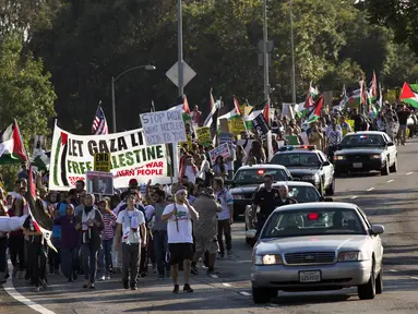 Ratusan pendukung Palestina berbaris di Wilshire Boulevard, Los Angeles, Kalifornia, (20/7/2014), untuk memprotes aksi militer Israel di jalur Gaza. (REUTERS/Jonathan Alcorn)