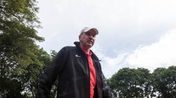 Pelatih Timnas Indonesia, Alfred Riedl, tiba sekitar pukul 08.00 WIB untuk memulai sesi latihan di Lapangan SPH Karawaci, Banten, Senin (12/12/2016). (Bola.com/Vitalis Yogi Trisna)