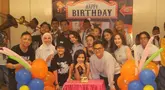 Potret keseruan ulang tahun Adzwa Aurell. Foto tersebut diunggah oleh Adzwa pada 29 September 2024 di laman Instagramnya. Perayaannya sederhana, namun kebersamaannya berharga dan tak terlupakan. Para pemain Mermaid in Love memang sering saling merayakan setiap momen penting, mulai dari perayaan ulang tahun sampai momen pernikahan. (Liputan6.com/IG/@iniadzwaaurell)