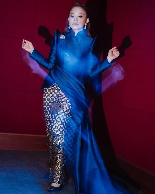 2. Kebaya Warna Lazuardi nan Mewah