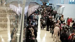 Hal ini untuk membantu mengurai antrean penumpang yang kian memanjang. Tampak dalam foto, antrean para penumpang untuk melewati pemeriksaan keamanan di Bandara LaGuardia, New York pada Minggu 22 Maret 2026. (CHARLY TRIBALLEAU/AFP)