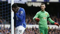 Romelu Lukaku tutup muka sedangkan David de Gea tersenyum (Reuters / Carl Recine )