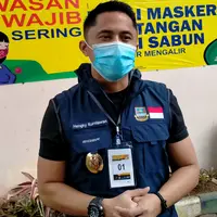 Wakil Bupati Kabupaten Bandung Barat Hengky Kurniawan menjalani tahap awal kesukarelawanan dalam proses uji klinis vaksin Covid-19 di Puskesmas Garuda, Kota Bandung, Selasa (13/10/2020). (Liputan6.com/Huyogo Simbolon)