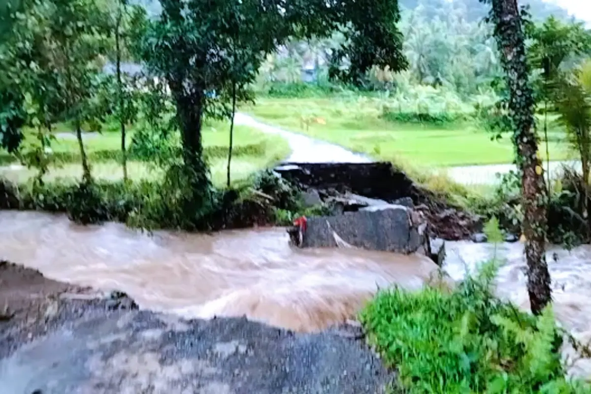 Jembatan penghubung antara dua desa yaitu di Bawesn terputus akibat hujab deras. (Istimewa)