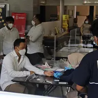 Michael Yukinobu Defretes atau Nobu saat melakukan rapid test di Ditreskrimsus Polda Metro Jaya, Jakarta, Senin (4/1/2021). Nobu menjalani pemeriksaan sebagai tersangka dalam kasus video syur bersama Gisella Anastasia atau Gisel. (Liputan6.com/Herman Zakharia)