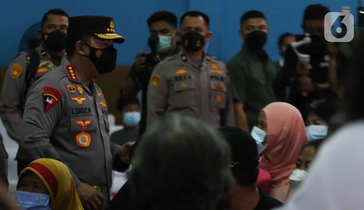 Kapolri Jenderal Pol Listyo Sigit Prabowo meninjau gelaran Vaksin Covid-19 Serentak di Gelanggang Olahraga Remaja (GOR) Radio Dalam, Jakarta Selatan, Selasa (8/3/2022). Vaksinasi tersebut serentak digelar di seluruh Indonesia yang diselenggarakan oleh Kepolisian RI.  (Liputan6.com/Herman Zakharia)