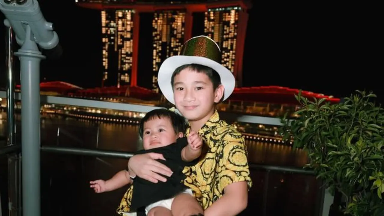 Potret Gemas Rafathar Gendong Baby Lily (credit: instagram/raffinagita1717).