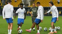 Diketahui, Real Madrid melakoni laga tandang di putaran kedua Liga Champions 2025/2026 dengan hasil negatif di liga domestik. (VYACHESLAV OSELEDKO/AFP)